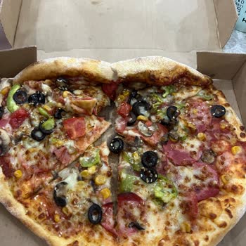 Domino’s Pizza’da İçinden Taş Çıktı Ve Sipariş Eksik Teslim Edildi