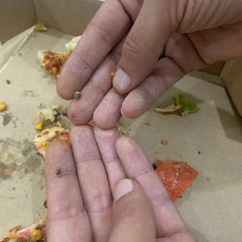 Domino’s Pizza’da İçinden Taş Çıktı Ve Sipariş Eksik Teslim Edildi