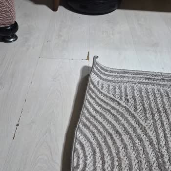 Halı Kenarındaki Kıvrılmalar Bebek Güvenliğini Tehlikeye Atıyor Ve Mağaza Sorumluluğu Kabul Etmiyor