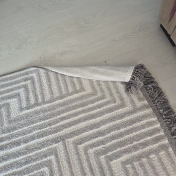 Halı Kenarındaki Kıvrılmalar Bebek Güvenliğini Tehlikeye Atıyor Ve Mağaza Sorumluluğu Kabul Etmiyor