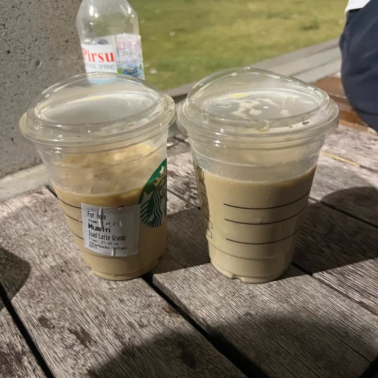 Starbucks Çalışanının Müşteri İsmini Gösterip Gülmesi