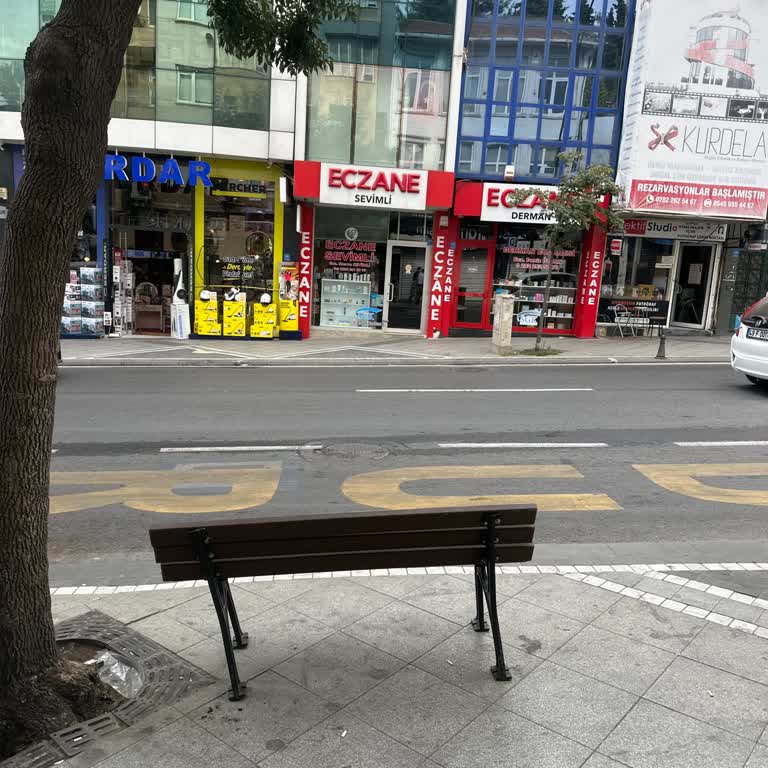 Bekleyen Yolcular Ve Esnaf İçin Yetersiz Durak Ve Banka Çözümü
