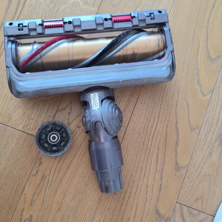 Dyson Torque Drive Başlığının Kırılan Tekerleği Garanti Reddiyle Karşılaşıldı
