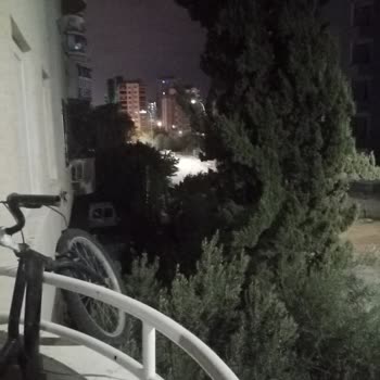 Balkon Önündeki Aydınlatma Direği Mahremiyetimi Boğuyor