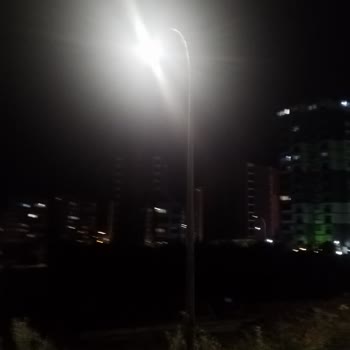 Balkon Önündeki Aydınlatma Direği Mahremiyetimi Boğuyor