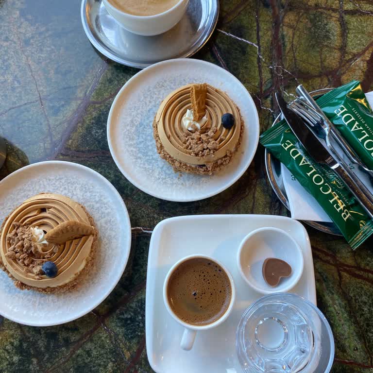 Belcolade Cafe Tatlımın İçinden Uzun Bir Saç Teli Çıktı