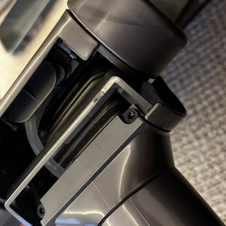 Dyson Cinetic Ball Absolute 2 Pnömatik Başlığının Kısa Sürede Kırılması Ve Yetersiz Müşteri Desteği
