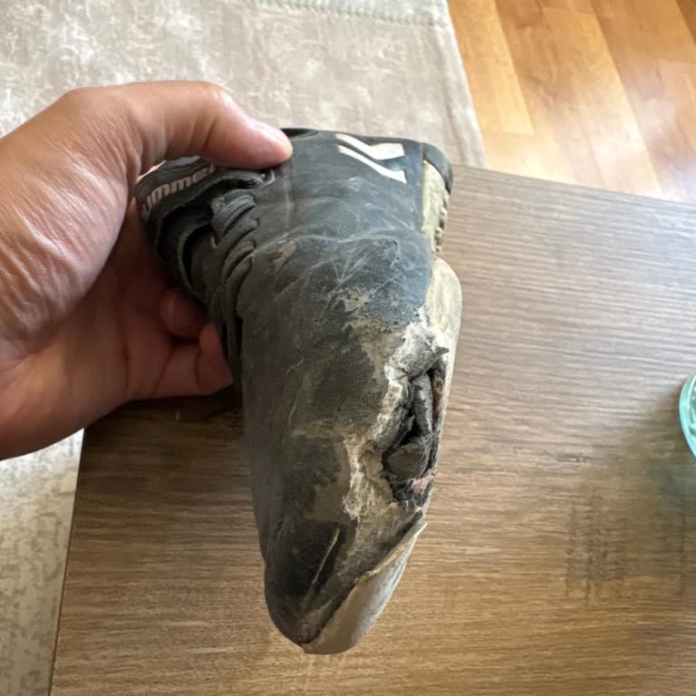 Hummel Krampon Ayakkabısının Ön Kısmı 2 Ayda Yırtıldı Ve Değişim Talebi