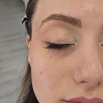 Hijyenik Olmayan Fırçalar Ve Yanıltıcı Çalışma Sunumu Nedeniyle Nişan Makyajı İptali