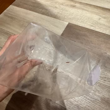 İzinsiz Kapıya Bırakılan Hijyenik Olmayan Hasarlı Parfüm