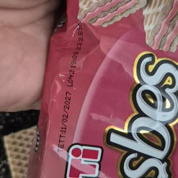 Eti Hoşbeş Çilekli Gofretin İçinden Böcek Çıkması Sağlık Korkusu Yaratıyor