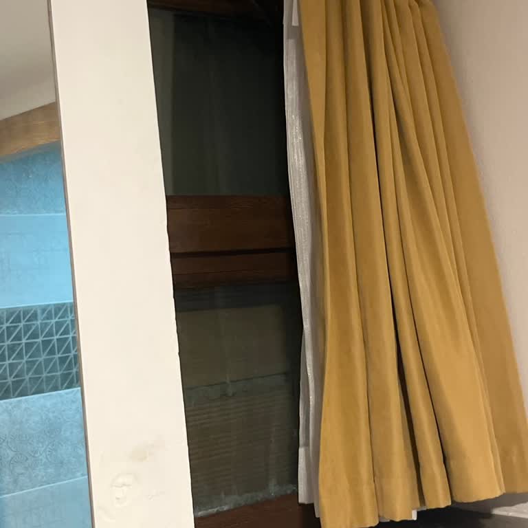 Camı Olmayan Ve Rutubetli Oda İçin Acil Çözüm Talebi