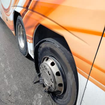 Bakımsız Ve Kirli Otobüste Lastik Patlaması Sonrası Yardımsız Bırakılma Ve Tam Ücret İadesi Talebi