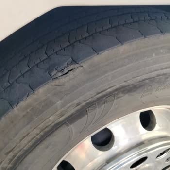 Bakımsız Ve Kirli Otobüste Lastik Patlaması Sonrası Yardımsız Bırakılma Ve Tam Ücret İadesi Talebi