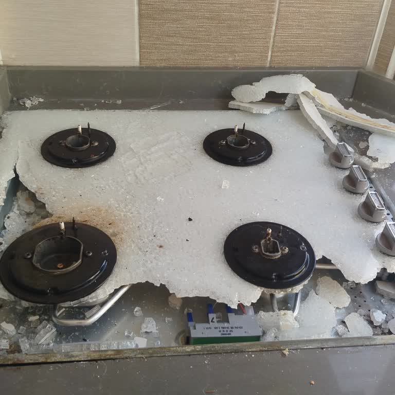 Garanti Kapsamındaki Patlayan Ankastre Ocak Camının Ücretsiz Değişimi Talebi