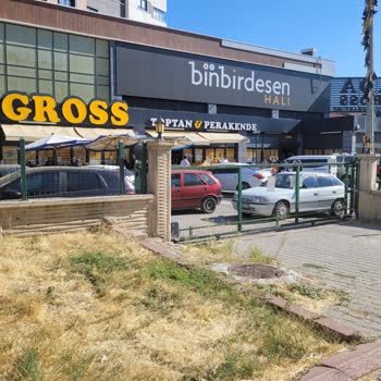 Ada Gross Market Önündeki Otopark Kapısının Sürekli Engellenmesi Mahalle Trafiğini Aksatıyor