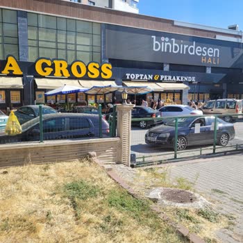 Ada Gross Market Önündeki Otopark Kapısının Sürekli Engellenmesi Mahalle Trafiğini Aksatıyor