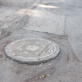 Vodafone Net’in Altyapı Çalışması Sonrası Bozuk Asfalt Ve Rögar Kapağı