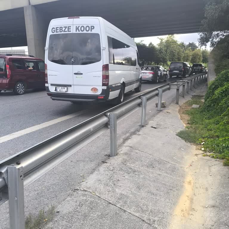 Emniyet Şeridinde Zorla İndirilen Yolcunun Güvenliği Tehlikeye Atıldı