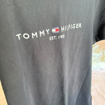 Tommy Hilfiger Tişörtte Yıkamaya Uygun Kullanıma Rağmen Renk Solması Ve Garanti Reddi
