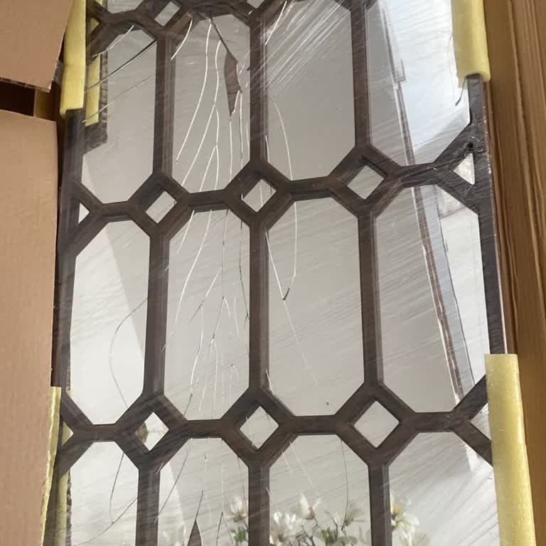 Kırık Ayna Ve Aylardır Süren Teslimat Bekleyişi