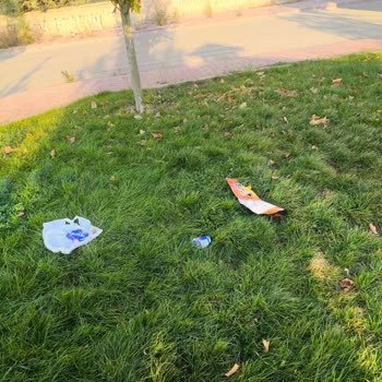 Karatay Sedirler Parklarındaki Çöp Dolu Ortam Ve Kırık Kamelyalar Acil Çözüm Bekliyor