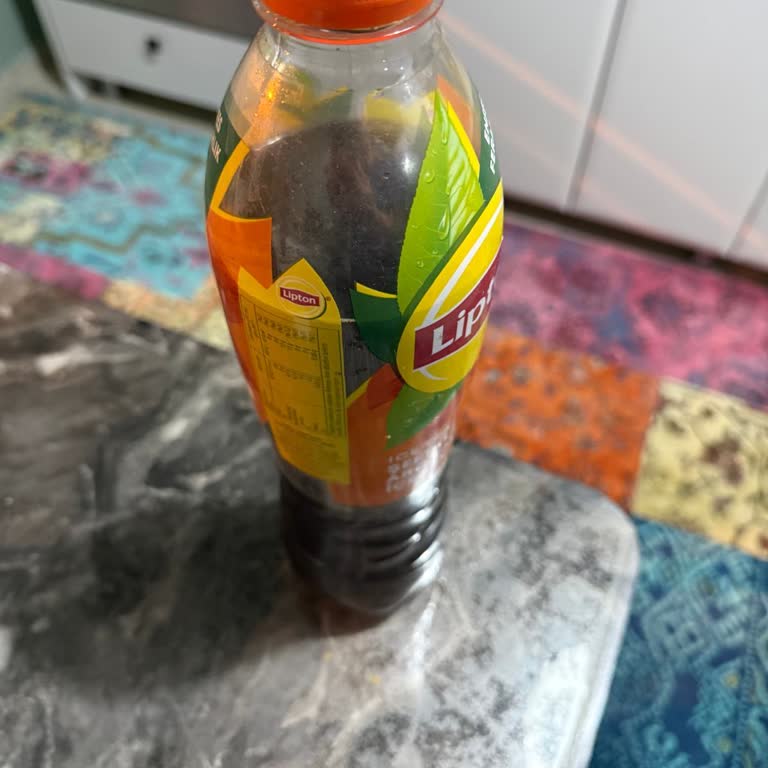 Kapalı Kapaklı Lipton Ice Tea Şişesinde Eksik Ve İçilmiş Ürün