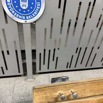 Tramvay Durağındaki Banktaki Çivi Çıktığı Güvenlik Riski
