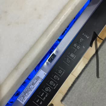 Yeni Bulaşık Makinesinin Kontrol Paneli Ve Start Tuşu Yazıları Hızla Silindi