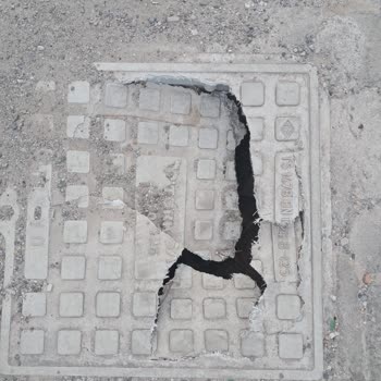 Balıkesir Karesi Yaya Kaldırımlarındaki Kırık Türk Telekom Kapakları Yaya Güvenliğini Tehdit Ediyor
