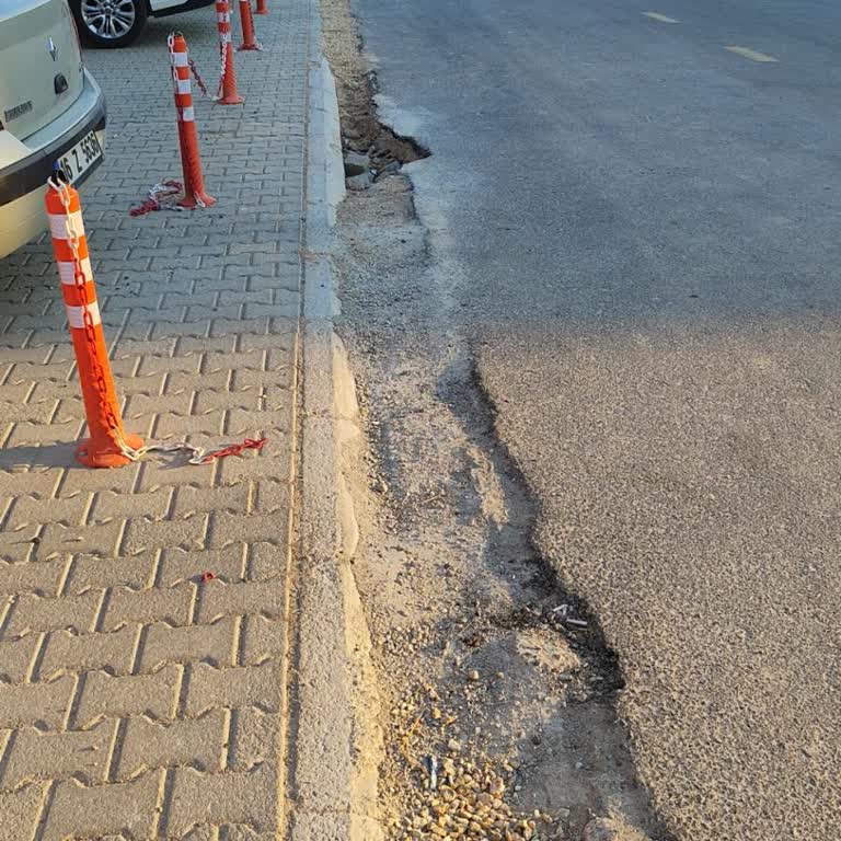 Türk Telekom'un Yaptığı Çökük Yol Ve Kapalı Otopark Girişi Tamiri Talebi