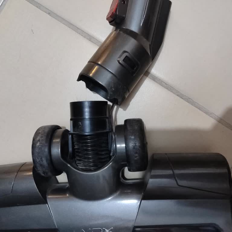 İki Defa Kırılan Awox Dikey Süpürge Parçası Ve Garanti Reddi