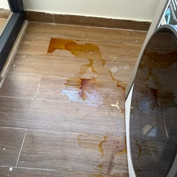 Yeni Çamaşır Makinesinde Pas Renginde Su Kaçağı Ve Dolap Hasarı İçin Ürün Değişimi