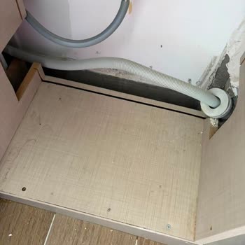 Yeni Çamaşır Makinesinde Pas Renginde Su Kaçağı Ve Dolap Hasarı İçin Ürün Değişimi