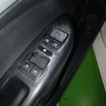 Kapı Tamiri Sonrası Araç İçinde Boya Lekesi Ve Kırık Parça