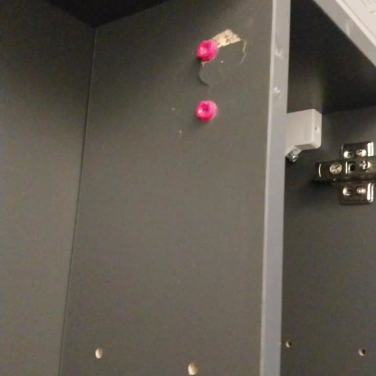 Kırık Kapaklı Vitra Banyo Dolabı İçin Acil Değişim Ve Cevapsızlık Şikayeti