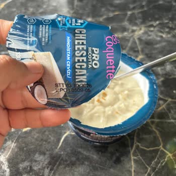 Coquette Cheesecake’te Yeşil Küf Tabakası Görüldü Ve Gıda Güvenliği Endişesi