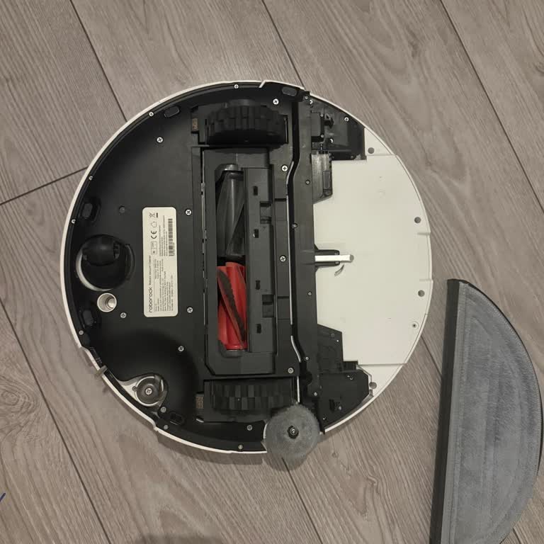 Tamir Edilmeyen Kırık Robot Süpürge Ve Umursamaz Müşteri Temsilciliği