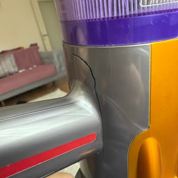 Dyson V12 Tutma Kısmındaki Çatlak İçin Garanti Kapsamında Ücretsiz Parça Değişimi Talebi