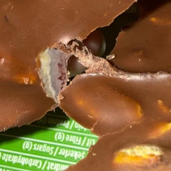 Tambol Antep Fıstıklı Sütlü Çikolata İçinde Plastik Parça Bulunması Ve Cevap Almama