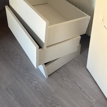 Eksik Çekmece Yayları Ve Arızalı Işık Aparatı Nedeniyle Kullanılamayan Kahve Köşesi Dolabı