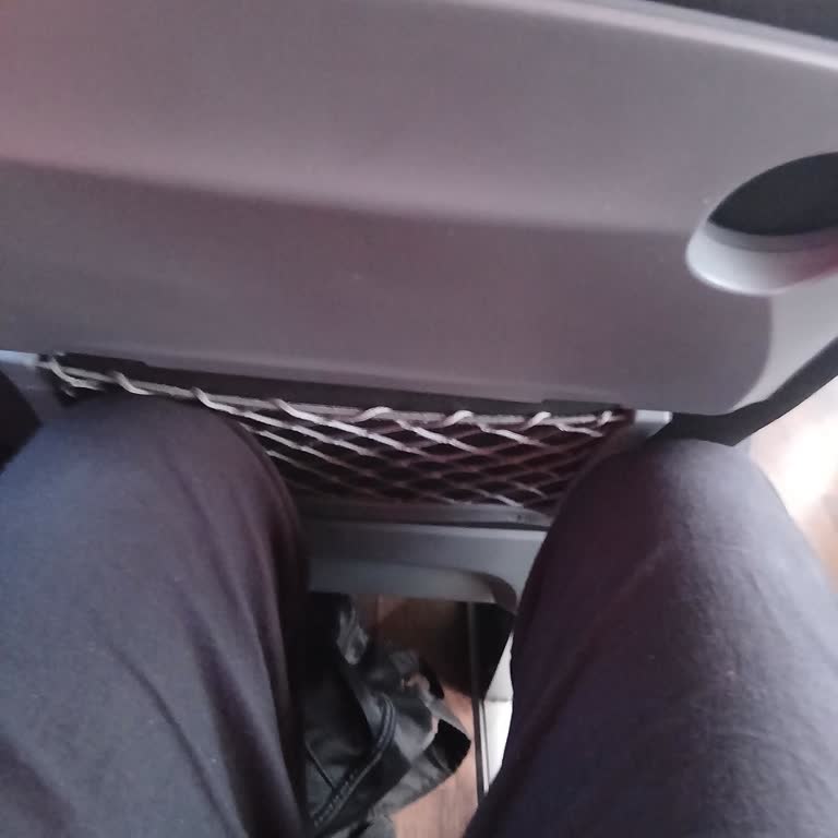 Dar Koltukta Sıkışan Uzun Boylu Yolcunun Saygısız Muavin Üslubu
