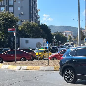 Özkuruşlar Şubesinin Kaldırımını Tır Yükleme İçin Kapatması Yaya Güvenliğini Tehlikeye Atıyor