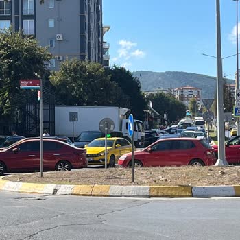 Özkuruşlar Şubesinin Kaldırımını Tır Yükleme İçin Kapatması Yaya Güvenliğini Tehlikeye Atıyor