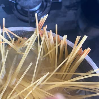 Yanmış Ve Deforme Spagetti Makarna Üretim Hatası