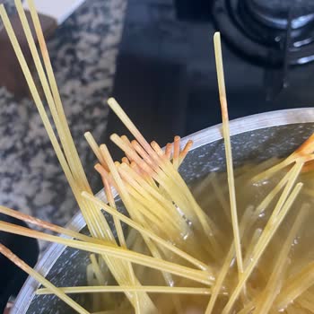 Yanmış Ve Deforme Spagetti Makarna Üretim Hatası