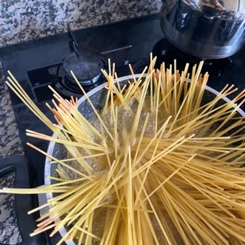 Yanmış Ve Deforme Spagetti Makarna Üretim Hatası