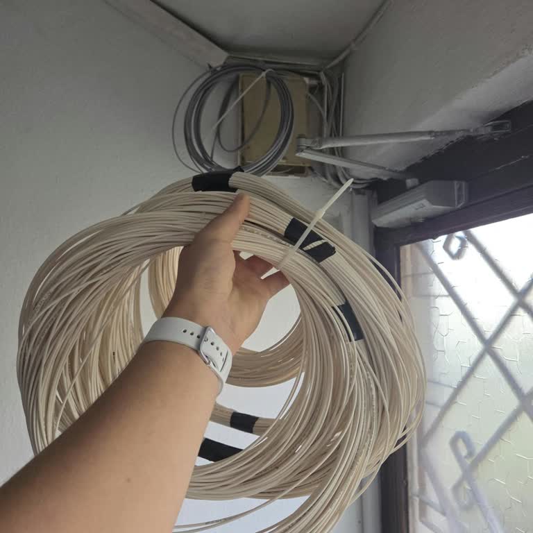 Sakarya Adapazarı'nda Fiber Kablolar Sokakta Bekliyor, İnternet Kesintileri Sürüyor