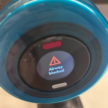Dyson V16 Piston Süpürge Koltuk Başlığıyla Hava Yolu Tıkanıklığı Veriyor