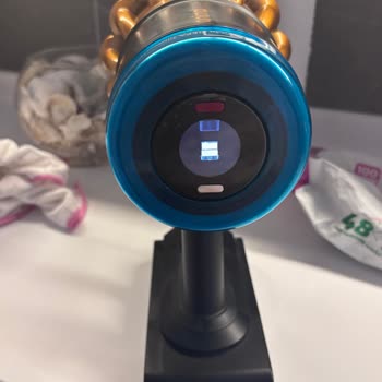 Dyson V16 Piston Süpürge Koltuk Başlığıyla Hava Yolu Tıkanıklığı Veriyor